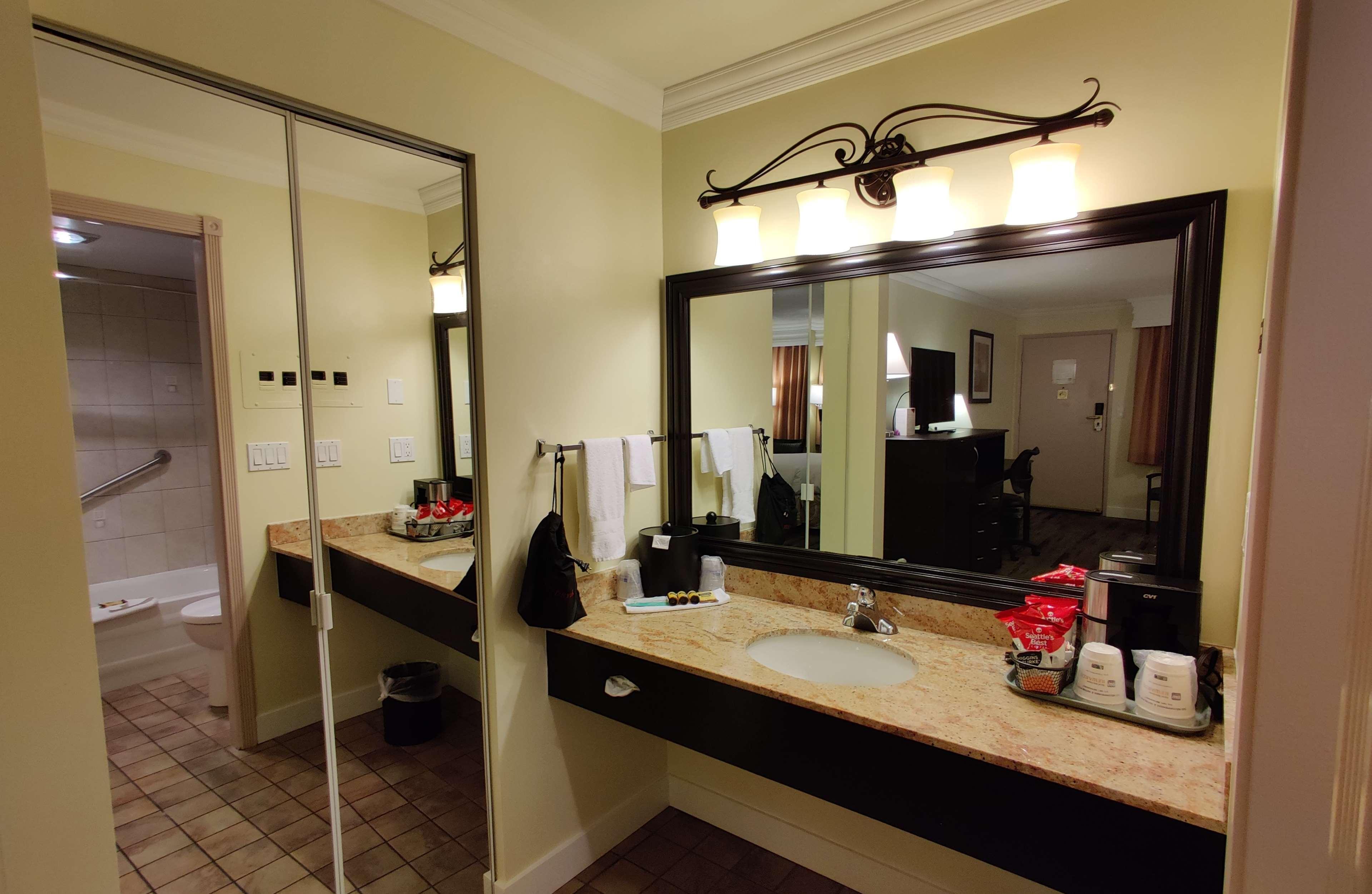 Best Western Plus Burnaby Hotel Bagian luar foto